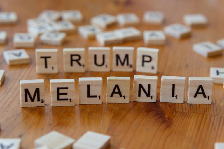Buchstabensteine „Trump“ und „Melania“ – Symbolbild zum Film „Melania“