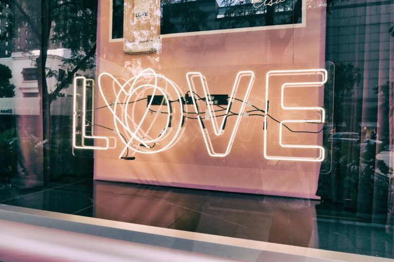 Leuchtschrift LOVE – Symbolbild zu Markenliebe