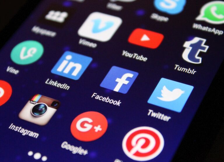 Social-Media-Apps auf dem Smartphone – Symbolbild zu Markenstärke