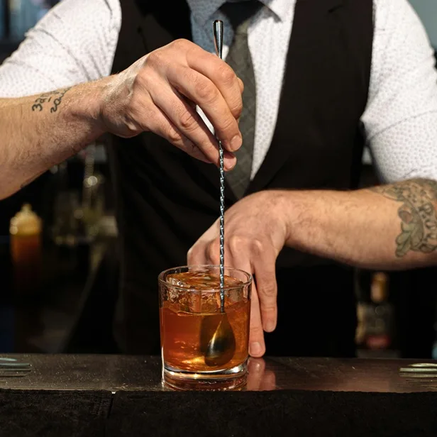 Barkeeper mixt einen Cocktail – zur Keynote „Erfolgreiche Teams sind wie ein exzellenter Cocktail“