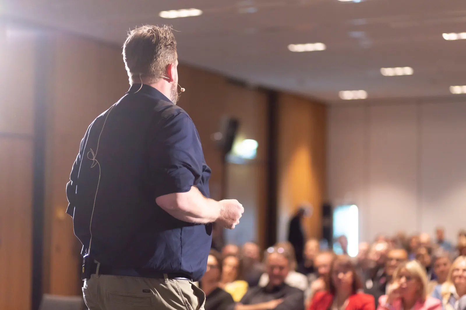 Keynote Speaker Thomas Daamen vor vollem Saal